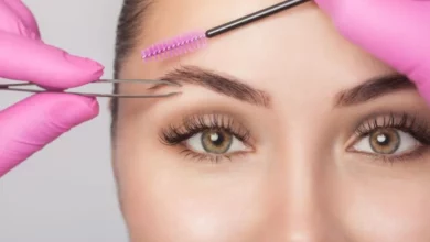 Como Fazer a Sobrancelha em Casa Passo a Passo - Procedimento de sobrancelhas com pins e fio, destaque para estética facial e cuidados de beleza. Mulher recebendo técnica de design de sobrancelhas.