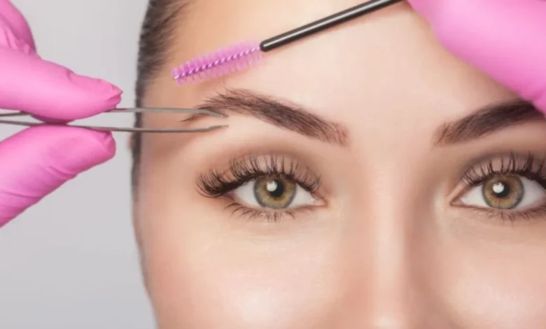 Como Fazer a Sobrancelha em Casa Passo a Passo - Procedimento de sobrancelhas com pins e fio, destaque para estética facial e cuidados de beleza. Mulher recebendo técnica de design de sobrancelhas.