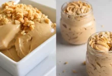 Mousse de Pasta de Amendoim Fit em potes pequenos e uma tigela com cobertura de amendoim ou castanha moída, perfeita para sobremesa deliciosa.