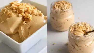 Mousse de Pasta de Amendoim Fit em potes pequenos e uma tigela com cobertura de amendoim ou castanha moída, perfeita para sobremesa deliciosa.