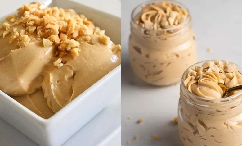 Mousse de Pasta de Amendoim Fit em potes pequenos e uma tigela com cobertura de amendoim ou castanha moída, perfeita para sobremesa deliciosa.
