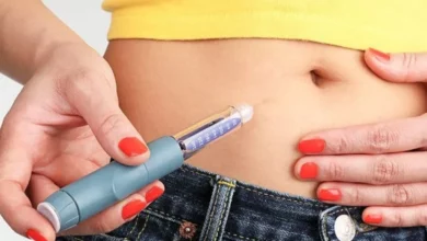 Mulher segurando uma Canetas Emagrecedoras próximo à barriga,