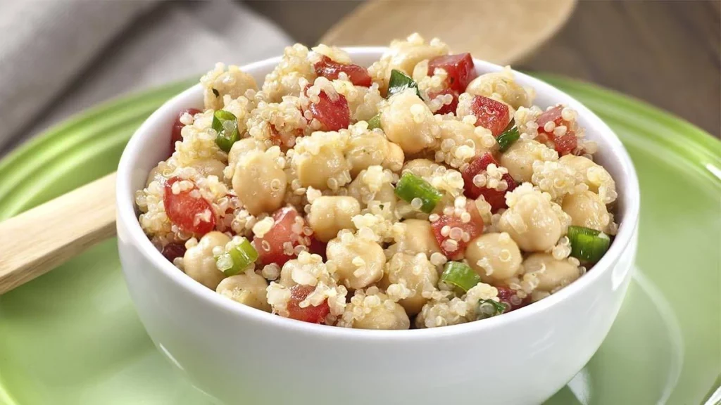 Salada de quinoa, grão-de-bico e vegetais