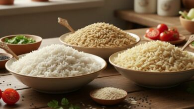 mesa com três pratos de arroz ao lado, cada um representando o branco, integral e parboilizado, com cores vibrantes dos alimentos, foco na textura dos grãos, fundo de cozinha caseira aconche