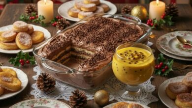 Mesa de Natal festiva com sobremesas de natal, pavê de chocolate, mousse de maracujá e rabanada dourada