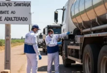 caminhão de distribuição de leite passando por fiscalização sanitária após escândalo de leite adulterado no Brasil