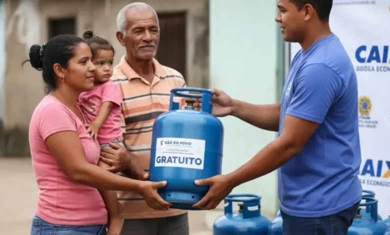 Família de baixa renda sorrindo ao receber um botijão de gás do programa 'Gás Gratuito', simbolizando apoio social.