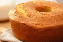 Bolo de Água dourado e macio, ideal para o café da manhã ou lanche, apreciado por seu sabor suave e textura deliciosa.