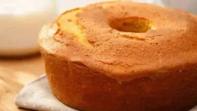 Bolo de Água dourado e macio, ideal para o café da manhã ou lanche, apreciado por seu sabor suave e textura deliciosa.