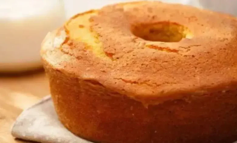 Bolo de Água dourado e macio, ideal para o café da manhã ou lanche, apreciado por seu sabor suave e textura deliciosa.