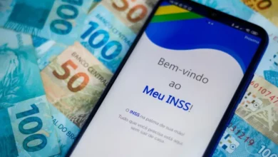13º INSS - Imagem de dinheiro em reais e um smartphone exibindo o aplicativo Meu INSS, representando serviço digital e benefícios sociais no Brasil.