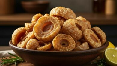 Como Fazer Pururuca crocante e saboroso em uma tigela, com limão ao lado, ideal para petiscar.