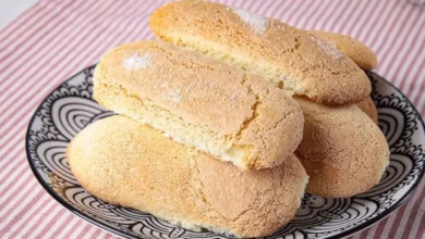 Biscoito Champagne Caseiro servido em um prato com detalhes em cima de uma mesa com toalha de estampa vermelha!