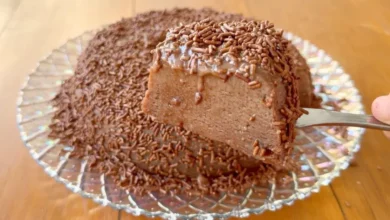 Delicioso Brigadeirão de Micro‑ondas com cobertura de granulados de chocolate, servida em prato de vidro, pronta para ser degustada.