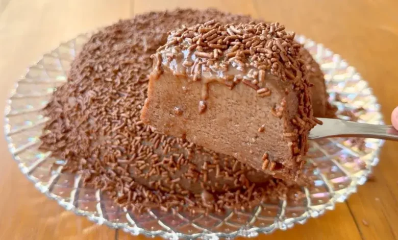 Delicioso Brigadeirão de Micro‑ondas com cobertura de granulados de chocolate, servida em prato de vidro, pronta para ser degustada.
