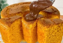 Bolo de cenoura sem farinha e sem açúcar, com cobertura de chocolate. Receita fitness, doce saudável, bolo de cenoura caseiro.