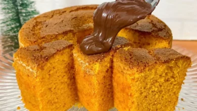 Bolo de cenoura sem farinha e sem açúcar, com cobertura de chocolate. Receita fitness, doce saudável, bolo de cenoura caseiro.