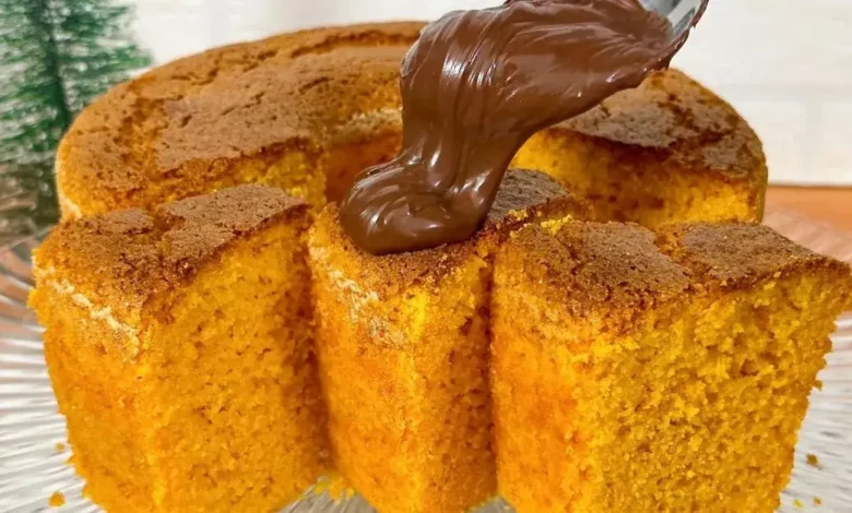 Bolo de cenoura sem farinha e sem açúcar, com cobertura de chocolate. Receita fitness, doce saudável, bolo de cenoura caseiro.