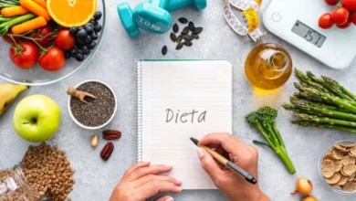 Imagem de alimentos saudáveis e utensílios de cozinha ao redor de um caderno com a palavra 'Dieta' escrita, promovendo alimentação equilibrada e vida saudável - Melhores Dietas