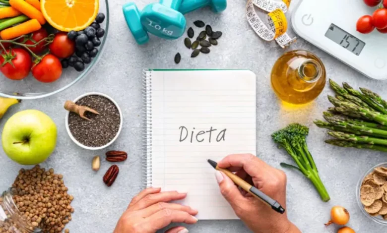 Imagem de alimentos saudáveis e utensílios de cozinha ao redor de um caderno com a palavra 'Dieta' escrita, promovendo alimentação equilibrada e vida saudável - Melhores Dietas