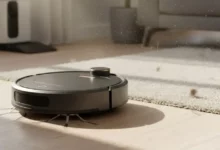 Um robô aspirador de pó em funcionamento, limpando um ambiente doméstico moderno e organizado. Custo Robô Aspirador!