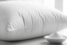 imagem de um travisseiro branco e uma tigela branca com bicarbonato dentro representando o artigo "Como Clarear Travesseiro Amarelado"