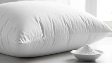 imagem de um travisseiro branco e uma tigela branca com bicarbonato dentro representando o artigo "Como Clarear Travesseiro Amarelado"