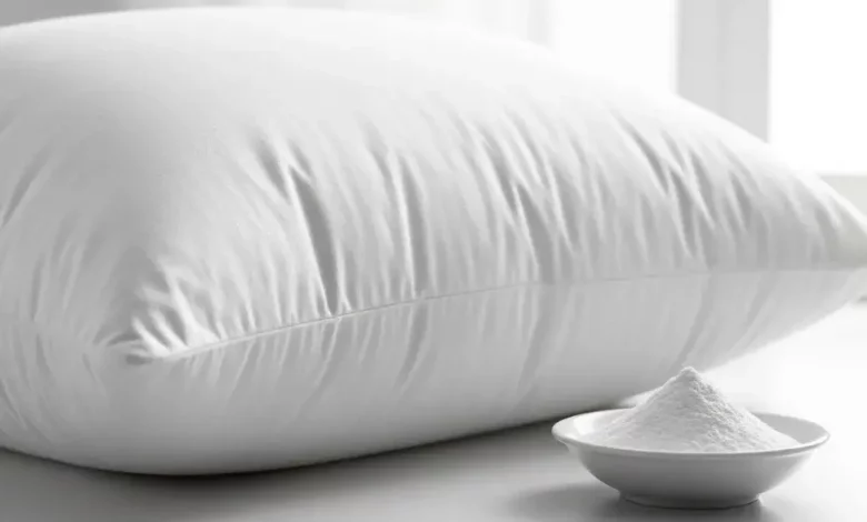imagem de um travisseiro branco e uma tigela branca com bicarbonato dentro representando o artigo "Como Clarear Travesseiro Amarelado"