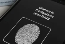 Biometria Obrigatória para INSS, um smartphone escaneando uma impressão digital, com um cartão do INSS em segundo plano, estilo fotorealista, formato 16:9