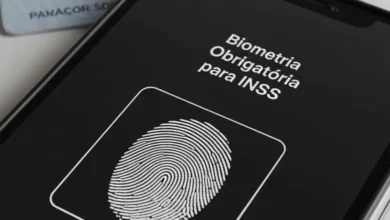 Biometria Obrigatória para INSS, um smartphone escaneando uma impressão digital, com um cartão do INSS em segundo plano, estilo fotorealista, formato 16:9
