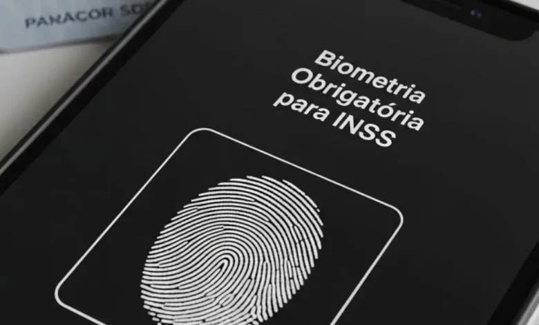 Biometria Obrigatória para INSS, um smartphone escaneando uma impressão digital, com um cartão do INSS em segundo plano, estilo fotorealista, formato 16:9