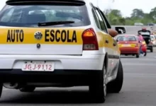 Imagem de um carro de auto escola representando o artigo CNH Sem Autoescola: Governo Anuncia Lei que Promete Redução de 80% no Custo da Habilitação