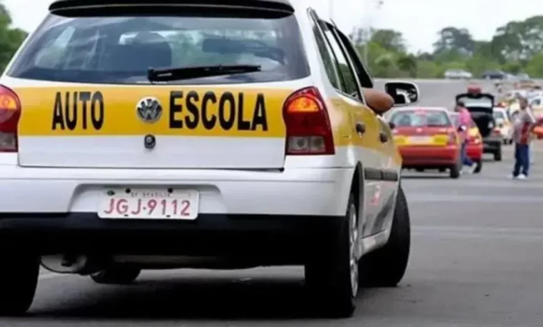 Imagem de um carro de auto escola representando o artigo CNH Sem Autoescola: Governo Anuncia Lei que Promete Redução de 80% no Custo da Habilitação
