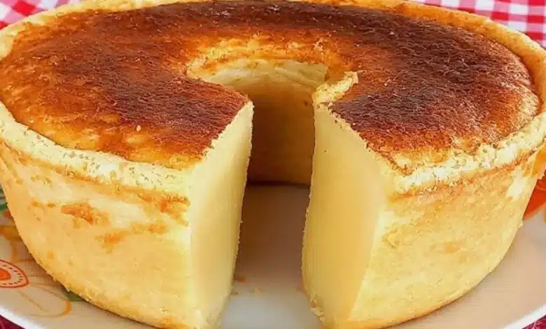 Bolo de Leite Macio e Fofinho de Liquidificador servido em um prato branco e embaixo uma toalha xadrez vermelha