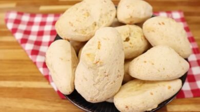 biscoito de polvilho assado crocante sobre bancada