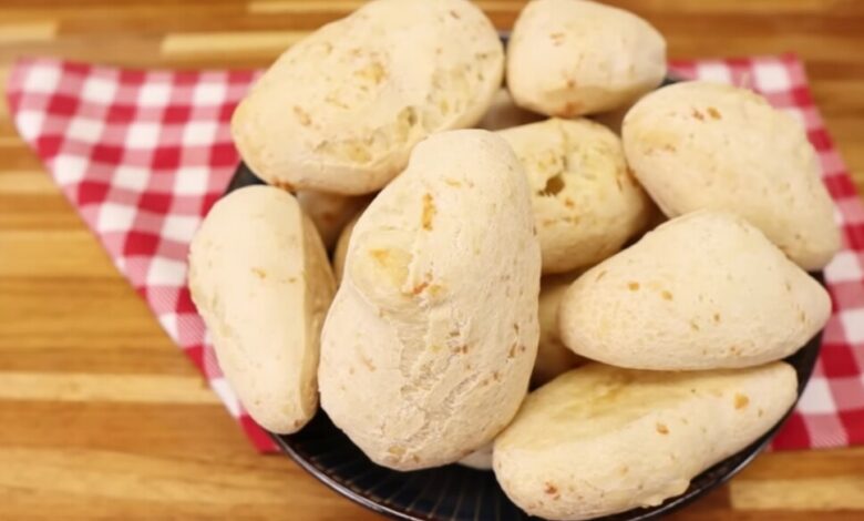 biscoito de polvilho assado crocante sobre bancada