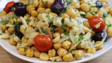 Salada de grão-de-bico com bacalhau servida em prato branco