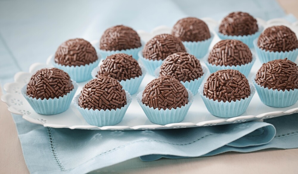 Docinhos de brigadeiro caseiro prontos para festa, com textura cremosa e brilho, (sobremesas mais buscadas no Brasil em 2025)