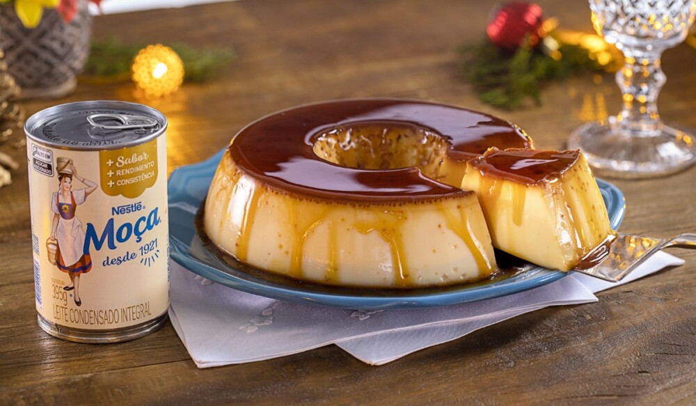 Pudim caseiro de leite condensado pronto para servir com calda leve de caramelo, (sobremesas mais buscadas no Brasil em 2025)