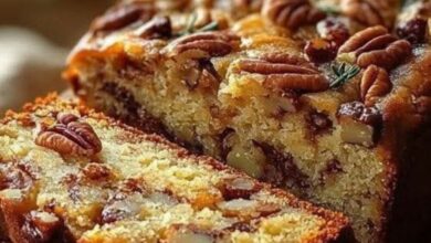 Bolo de nozes com maçã e aveia decorado com pedaços de noz e fatias de maçã