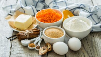 mesa com ovo, temperos queijo e legumes, ilustrando os ingredientes que mais encareceram em 2025.