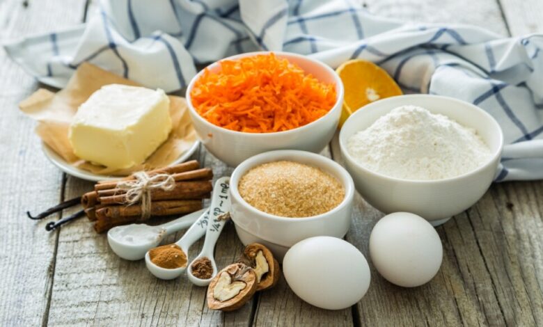 mesa com ovo, temperos queijo e legumes, ilustrando os ingredientes que mais encareceram em 2025.