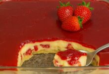 Torta Gelada de Morango e Ninho em uma tigela de vidro