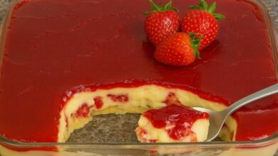 Torta Gelada de Morango e Ninho em uma tigela de vidro