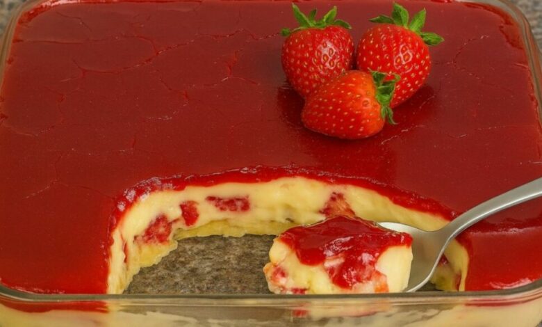 Torta Gelada de Morango e Ninho em uma tigela de vidro