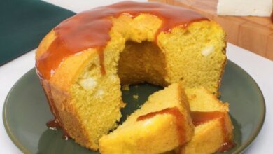 bolo de fubá com queijo e goiabada fatiado em prato branco