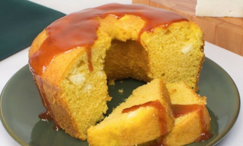 bolo de fubá com queijo e goiabada fatiado em prato branco