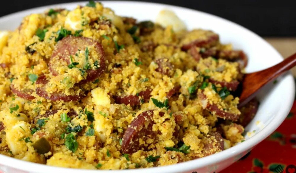 farofa de bacon e calabresa no prato