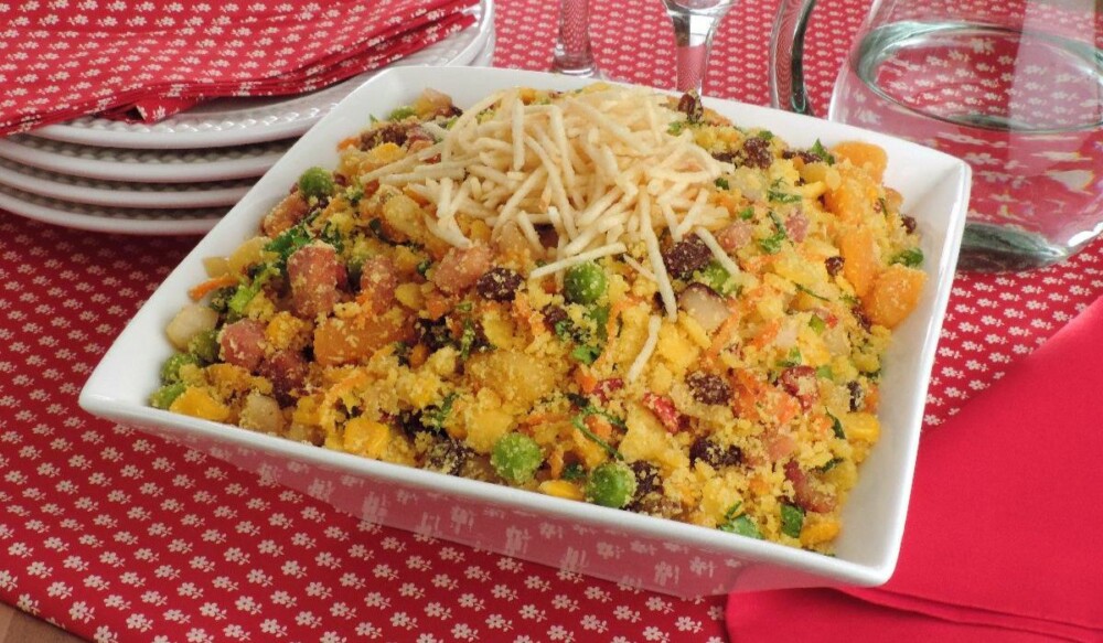 Farofa Festiva de Frutas Secas na tigela branca