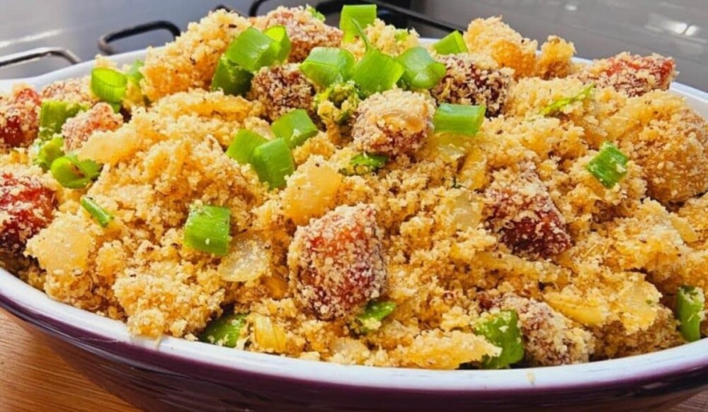 Farofa de Abacaxi com Crocância numa tigela branca em cima da mesa de natal